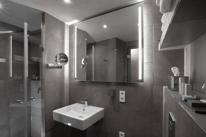 Room 27 of 46