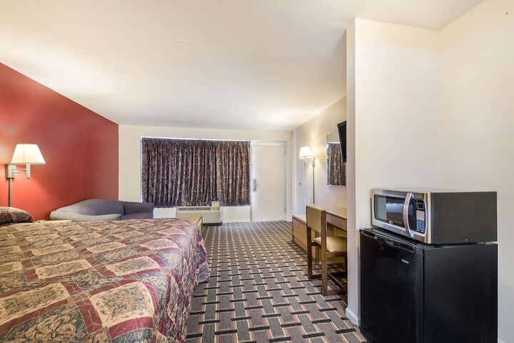 1 King Bed (5 of 5)