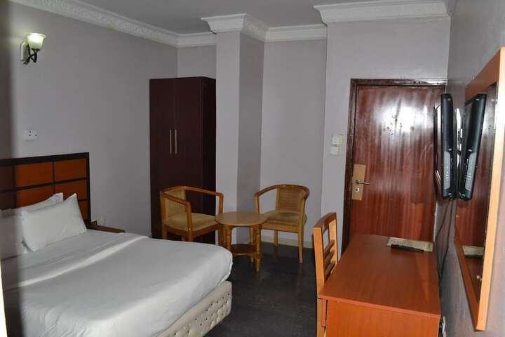 Room 10 of 30