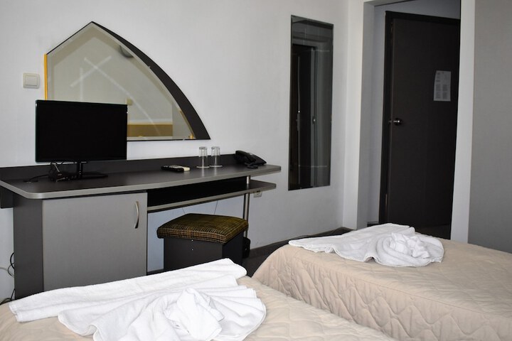 Room 12 of 16