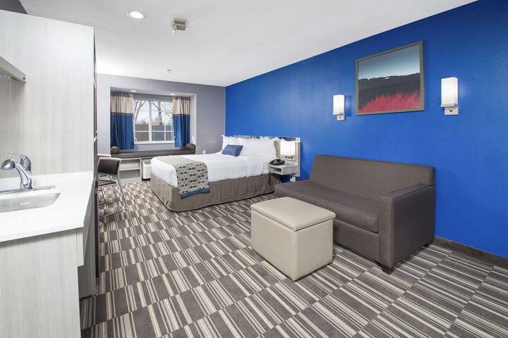 1 Queen Bed (4 of 21)