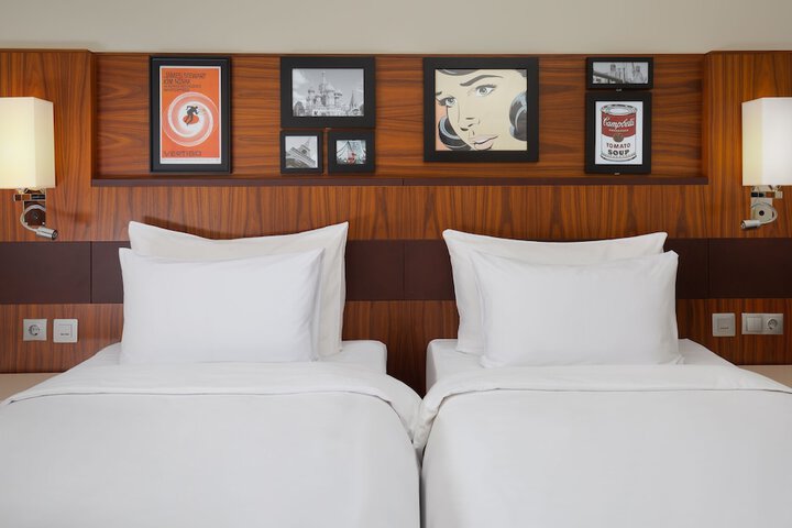 Room 32 of 34
