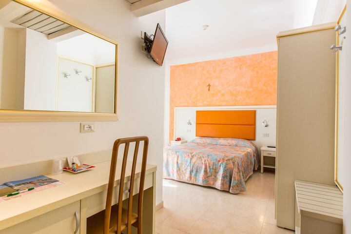 Room 8 of 25