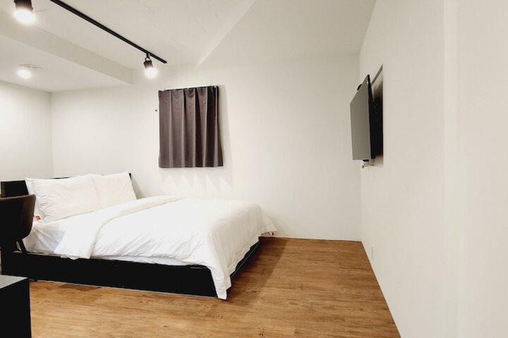 Room 18 of 33