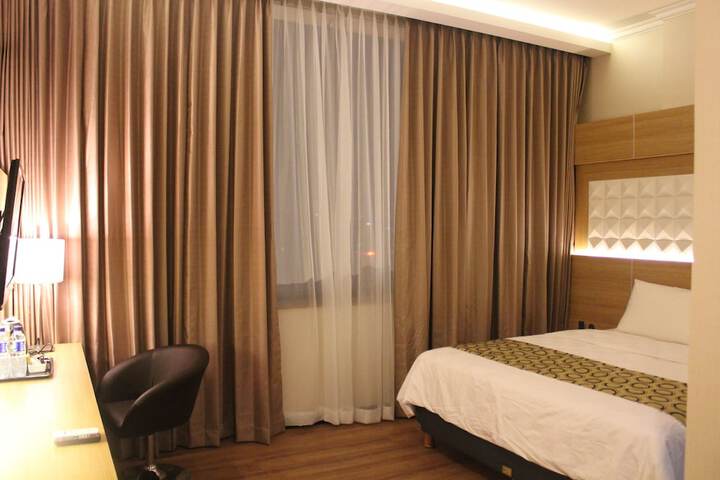 Room 13 of 28