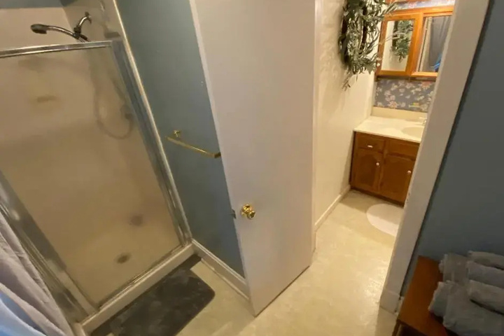Room 6 of 12