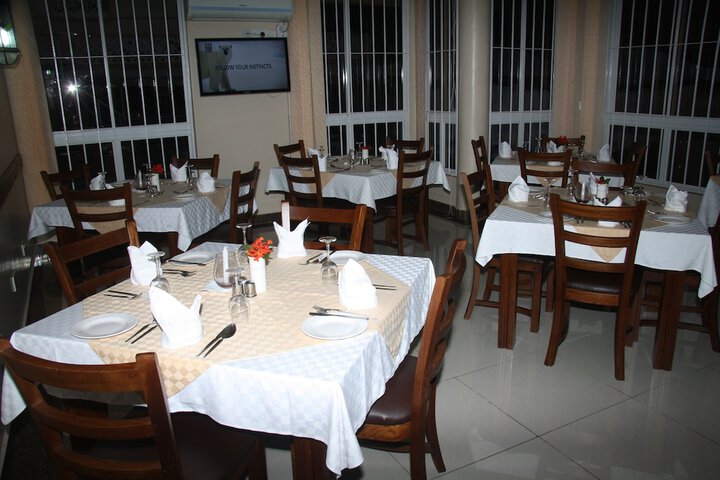 Dining 32 of 40