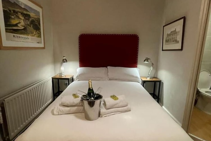 Room 12 of 33