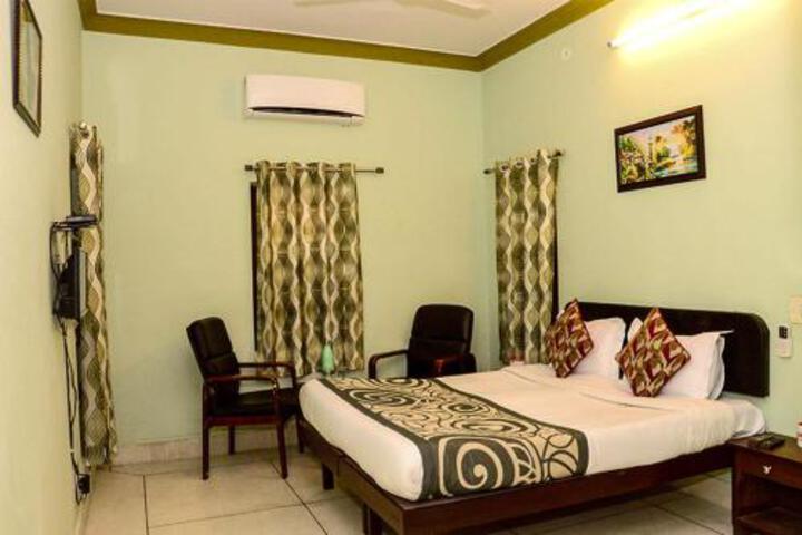 OYO 4255 The Crown Plaza