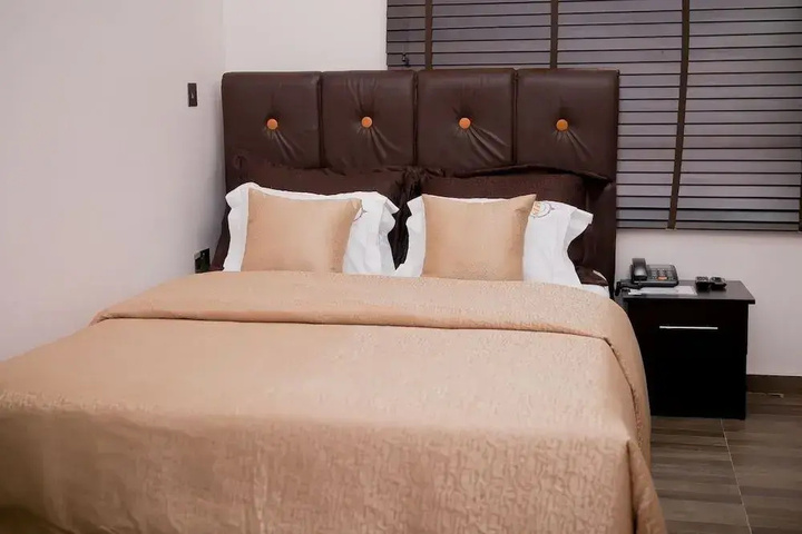 Room 5 of 11