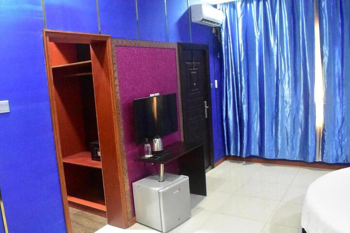 Room 16 of 38