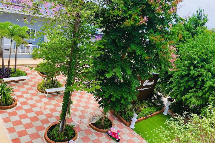 Hotel Exterior 46 of 48