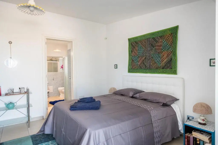 Room 4 of 9