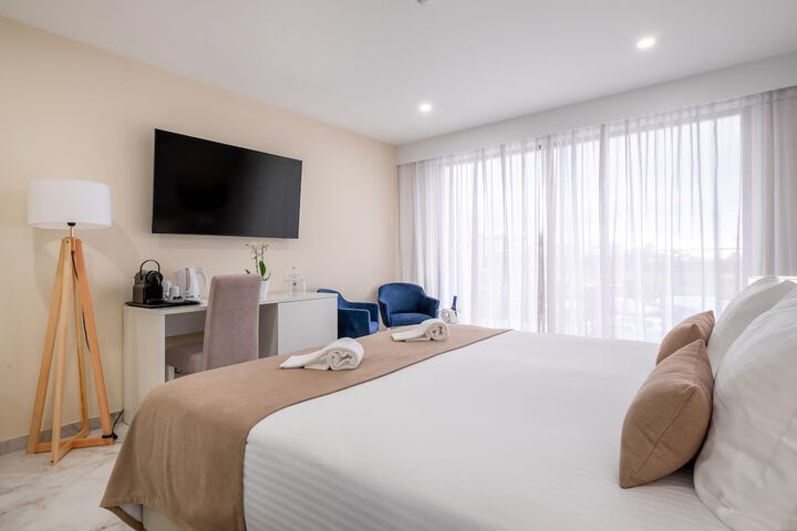 Room 33 of 157