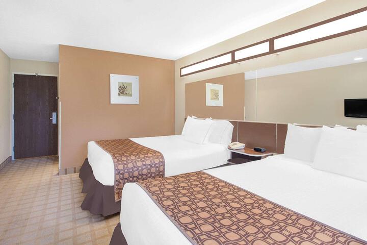 1 Queen Bed (2 of 19)