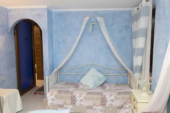Room 5 of 12