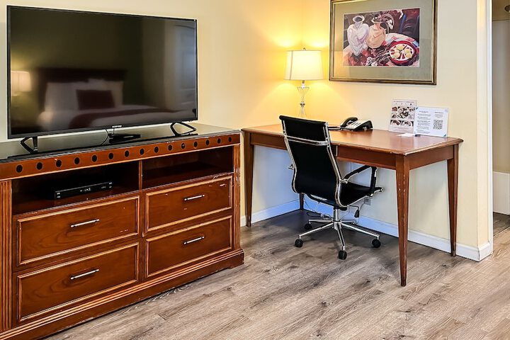 1 Queen Bed (19 of 49)