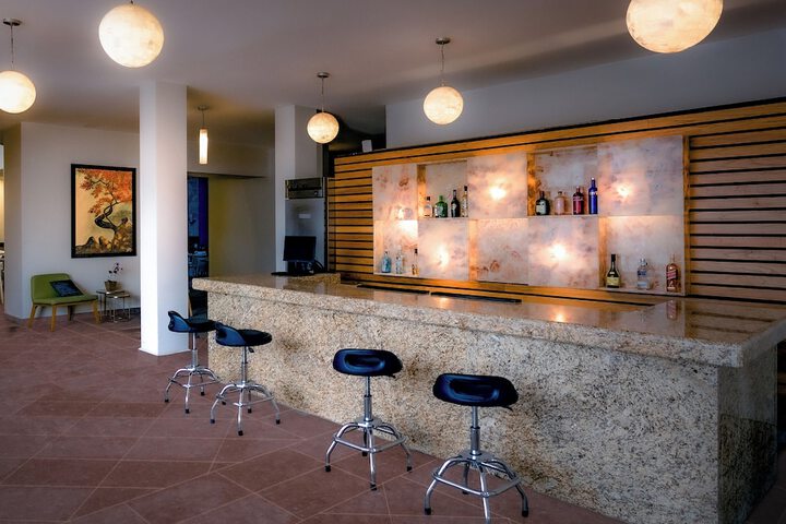 Lounge 110 of 166