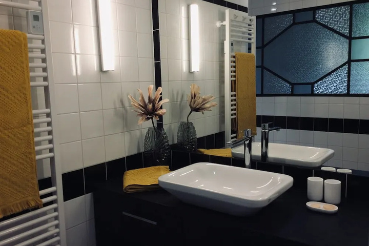 Room 6 of 9