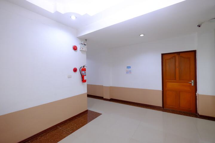 Ballroom/Hall 27 of 39