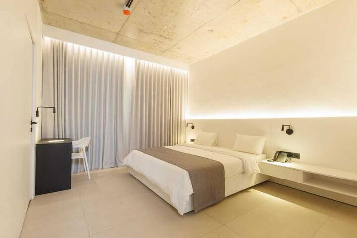 Room 11 of 28