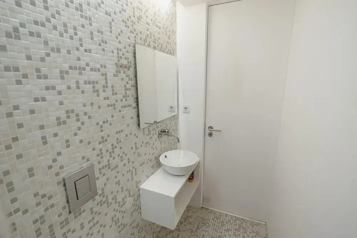 Room 8 of 18