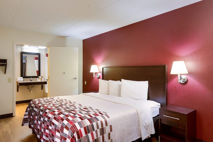 Standard Double Bed Accessible (8 of 9)