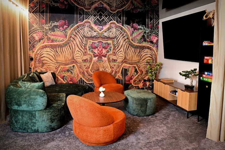 Lounge 65 of 83