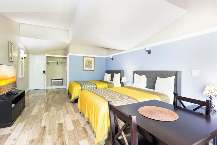 Classic Room with 2 Queen Beds (10 of 15)