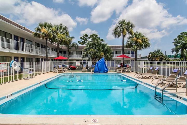 Hotel Pool