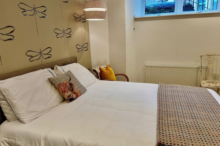 Room 9 of 34