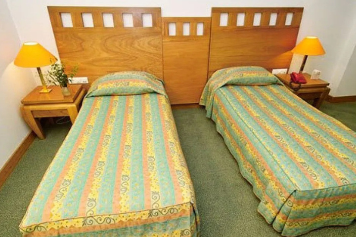 Room 5 of 12