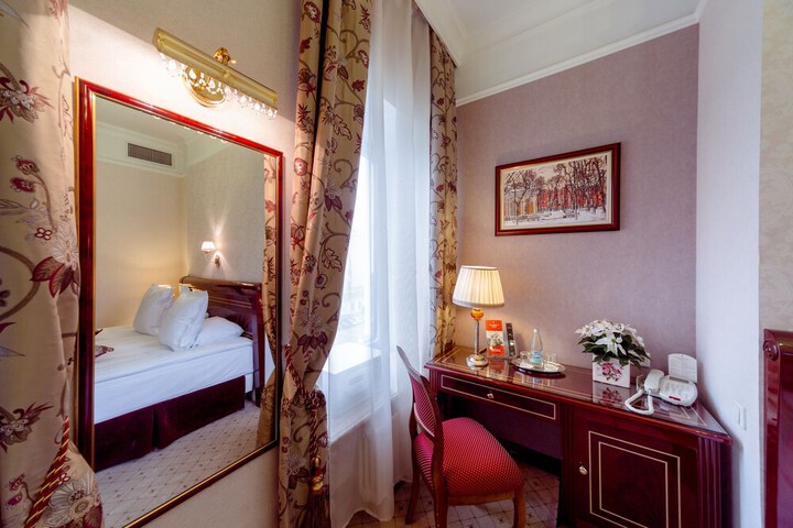 Room 17 of 172
