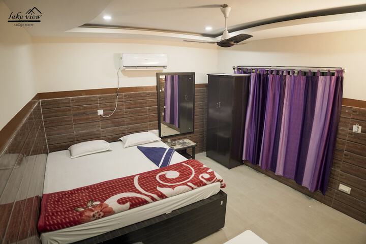 Room 6 of 13
