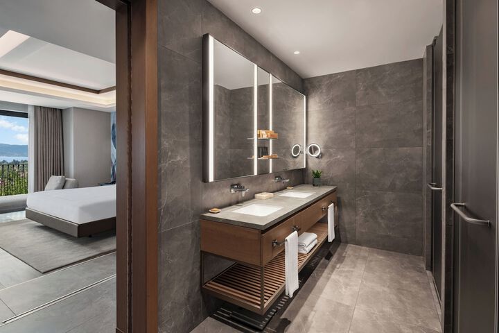 Room 8 of 100