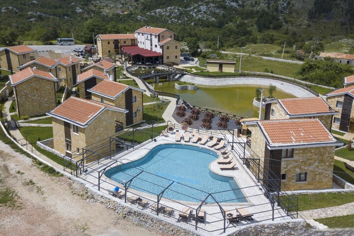 Pool 22 of 64