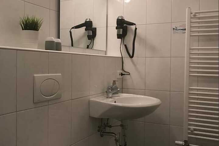 Room 2 of 10