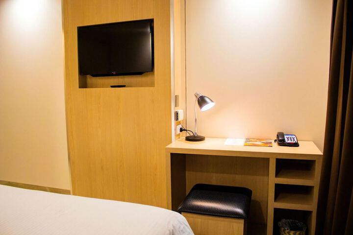 Room 6 of 28