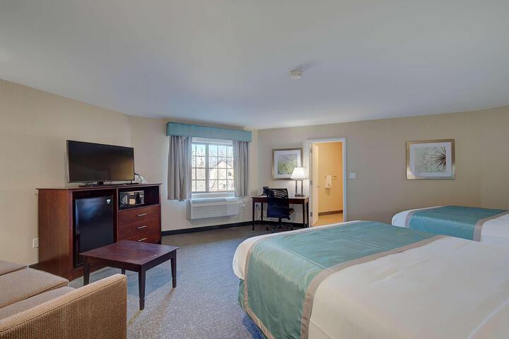 Suite 1 King Bed Separate Bedroom Sofa Bed Microwave and Refrigerator Full Breakfast (2 of 2)