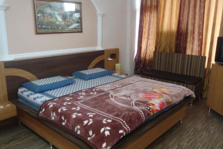 Room 6 of 9