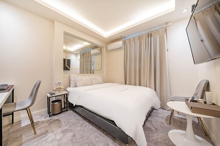 Room 4 of 38