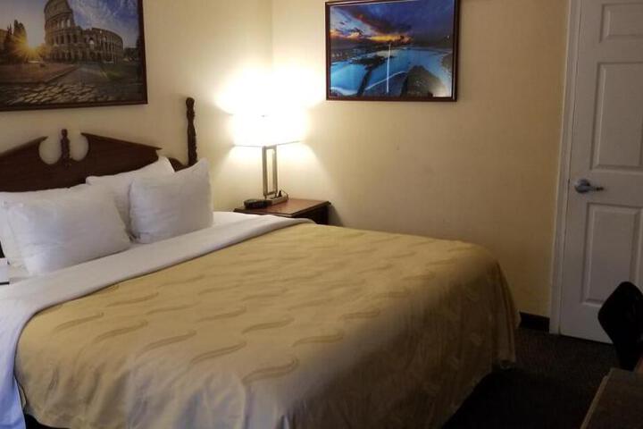 1 King Bed Accessible (9 of 10)