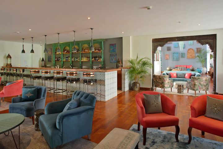 Lounge 95 of 160
