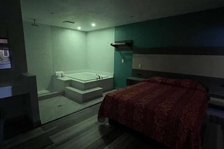 1 Queen Bed (12 of 12)