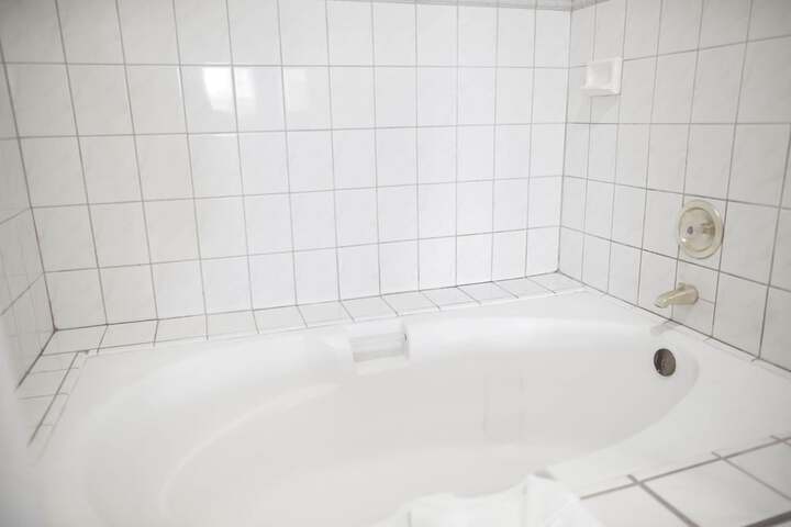 Deep soaking bathtub