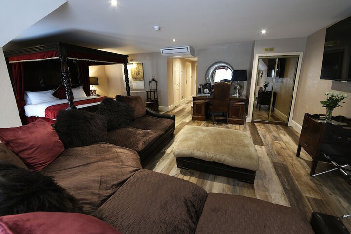 Room 40 of 176