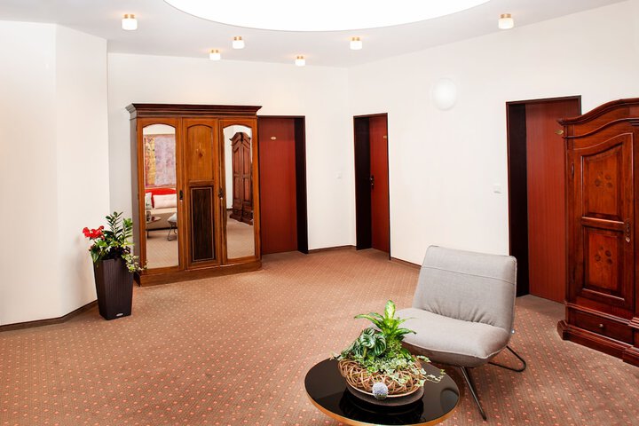 Ballroom/Hall 37 of 42