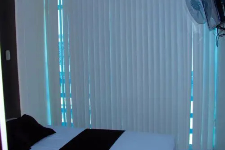 Room 2 of 10