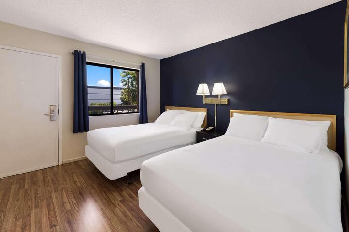 1 Queen Bed (7 of 17)