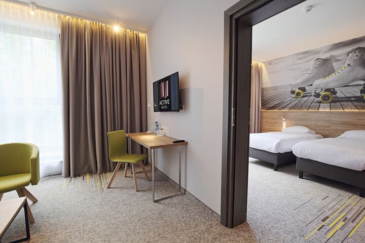Room 11 of 32